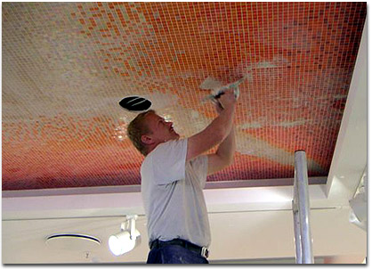 Mosaikarbeiten an einer Decke